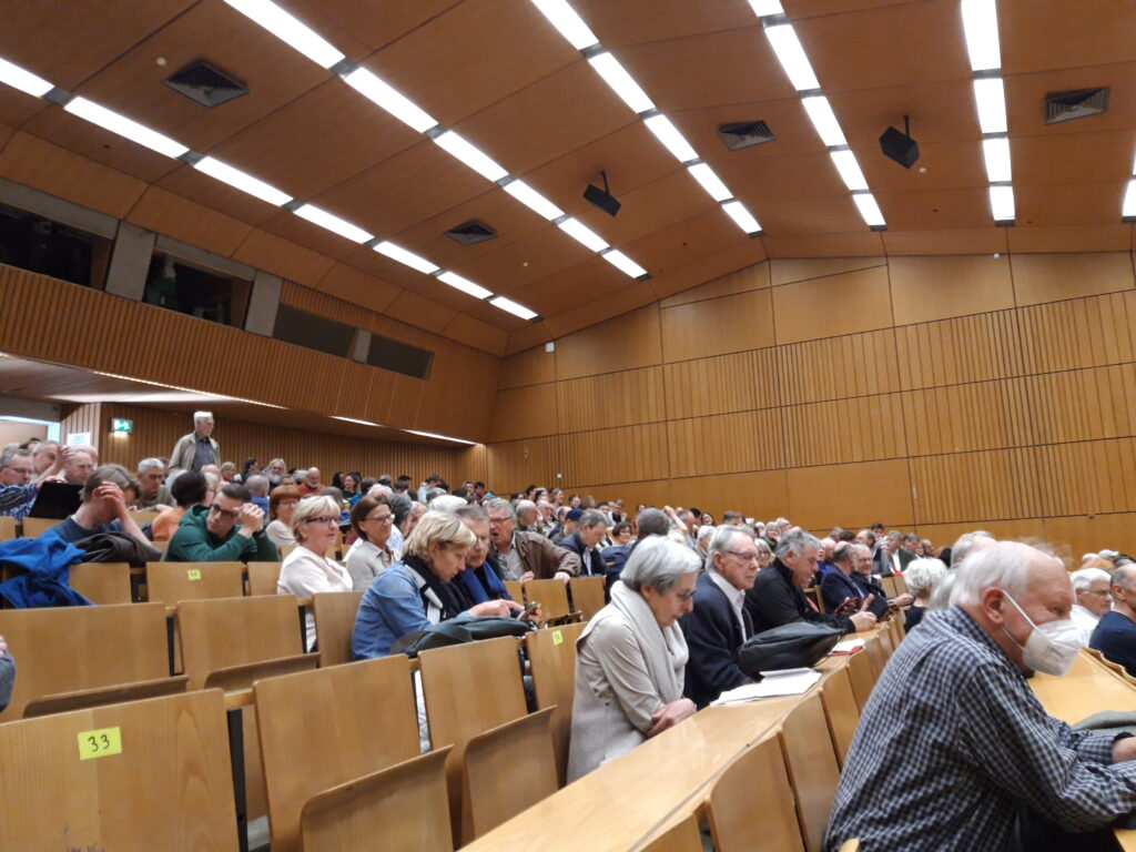 Der gut gefüllte Hörsaal 25 im Kupferbau