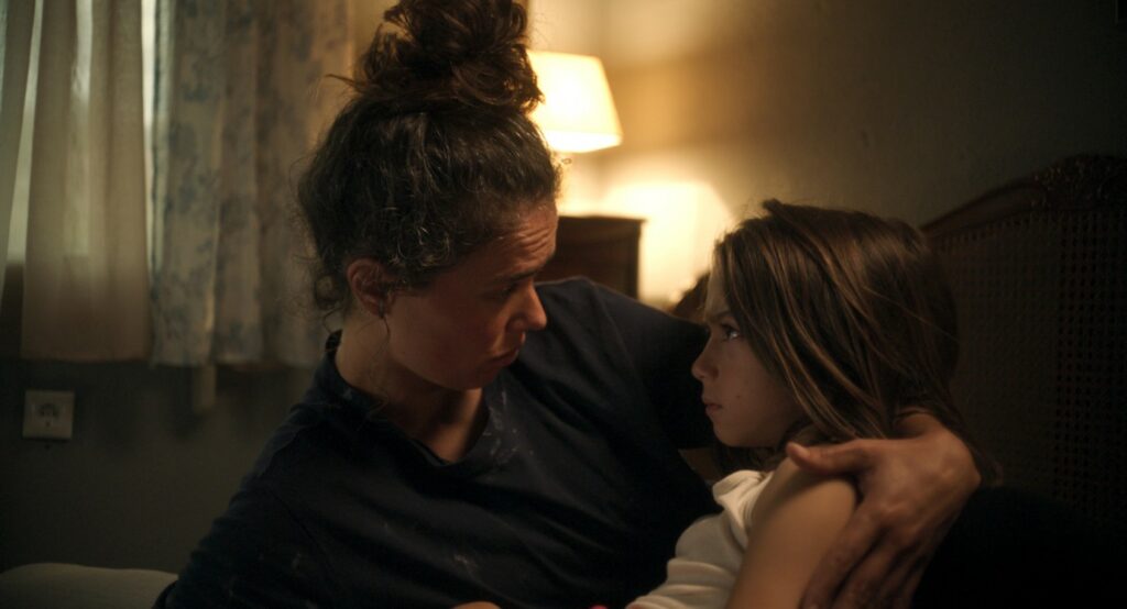 Lucía und ihre Mutter im Schlafzimmer