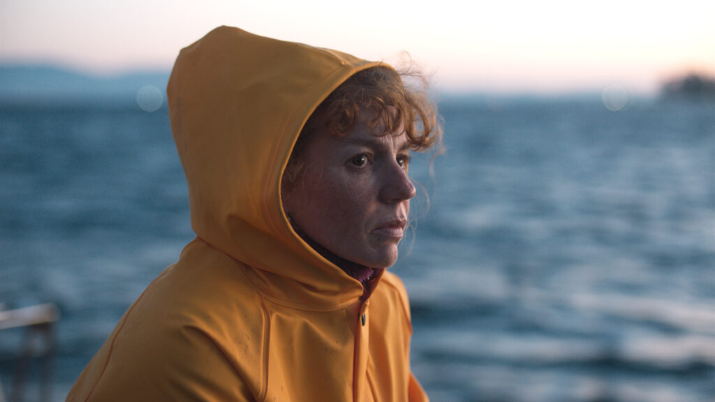 Ramona in einem gelben Regenmantel vor dem Atlantischen Ozean