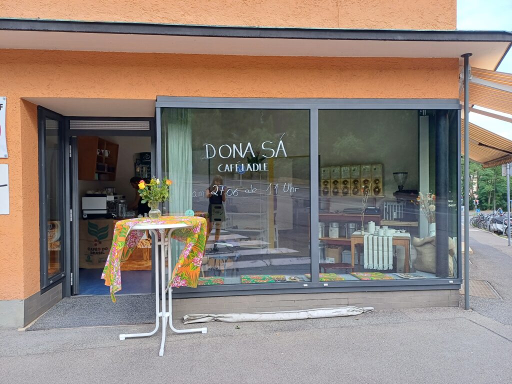 der neue Kaffeeladen DONA SÁ in der Sigwartstraße. Außenansicht.