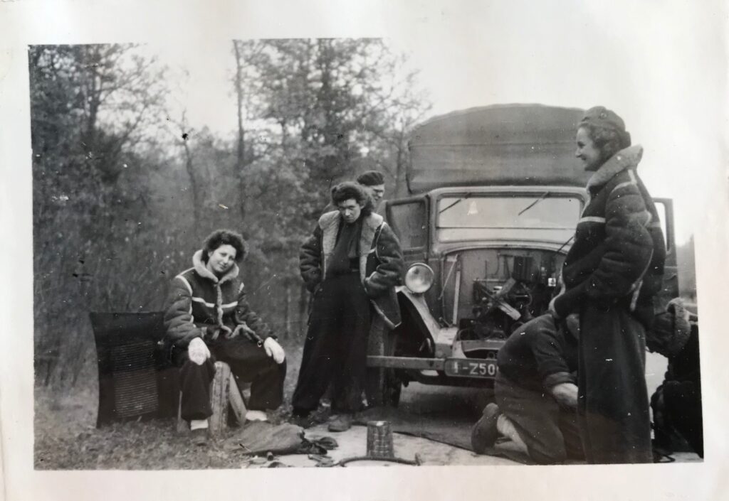 Die blaue Staffel bei einem Einsatz, von links zu sehen sind Cécile Stiffler, Micheline Reveron und Simone Saint-Olive. Bild: Französische Filmtage